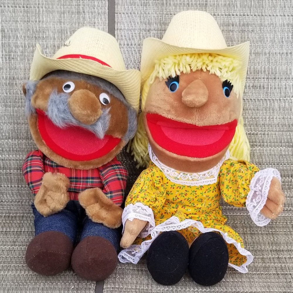 Shot Gun Red Plush Doll and Family - Picture 2 of 11